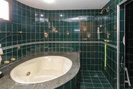 Apartamento para alugar com 300m², 4 quartos e 4 vagas Apartamento para alugar com 300m², 4 quartos e 4 vagasBanheiro da Suite