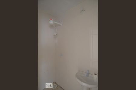 Banheiro de kitnet/studio para alugar com 1 quarto, 25m² em Santa Tereza, Porto Alegre
