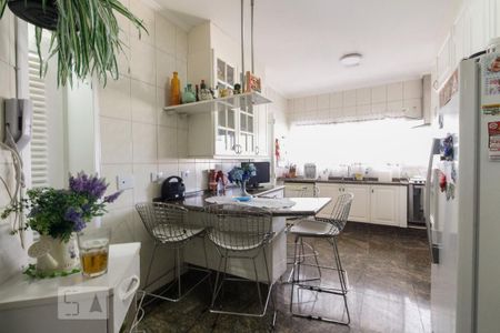 Apartamento à venda com 177m², 4 quartos e 4 vagas Apartamento à venda com 177m², 4 quartos e 4 vagasCozinha