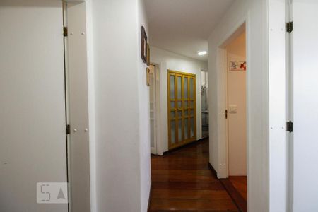 Apartamento à venda com 177m², 4 quartos e 4 vagas Apartamento à venda com 177m², 4 quartos e 4 vagasCorredor de acesso aos quartos
