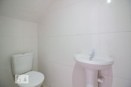 Banheiro de kitnet/studio para alugar com 1 quarto, 25m² em Santa Tereza, Porto Alegre