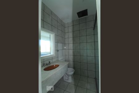 Banheiro de kitnet/studio para alugar com 1 quarto, 25m² em Santa Tereza, Porto Alegre