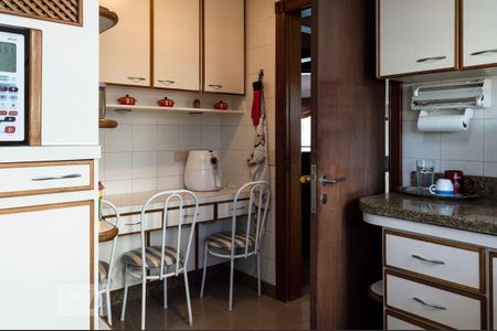 Apartamento à venda com 218m², 4 quartos e 3 vagas Apartamento à venda com 218m², 4 quartos e 3 vagasCozinha