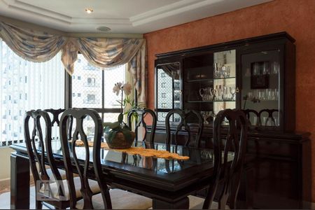 Apartamento à venda com 218m², 4 quartos e 3 vagas Apartamento à venda com 218m², 4 quartos e 3 vagasSala de jantar