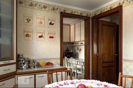 Apartamento à venda com 218m², 4 quartos e 3 vagas Apartamento à venda com 218m², 4 quartos e 3 vagasSala de almoço