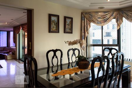 Apartamento à venda com 218m², 4 quartos e 3 vagas Apartamento à venda com 218m², 4 quartos e 3 vagasSala de jantar