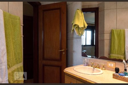 Apartamento à venda com 218m², 4 quartos e 3 vagas Apartamento à venda com 218m², 4 quartos e 3 vagasBanheiro da suíte 1