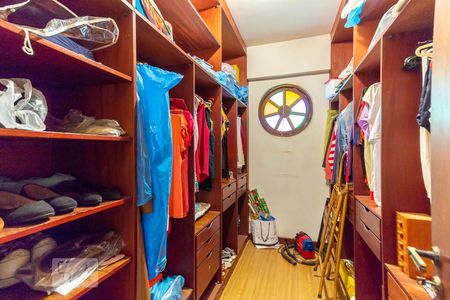 Casa à venda com 200m², 6 quartos e 5 vagas Casa à venda com 200m², 6 quartos e 5 vagasCasa 1 - Closet da Suíte 1