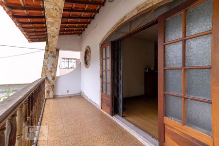 Casa à venda com 200m², 6 quartos e 5 vagas Casa à venda com 200m², 6 quartos e 5 vagasCasa 1 - Varanda da Suíte 1