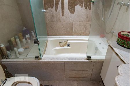 Apartamento à venda com 227m², 4 quartos e 4 vagasBanheira