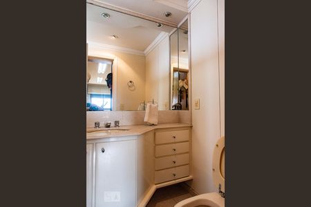 Apartamento à venda com 227m², 4 quartos e 4 vagasBanheiro da suíte 3