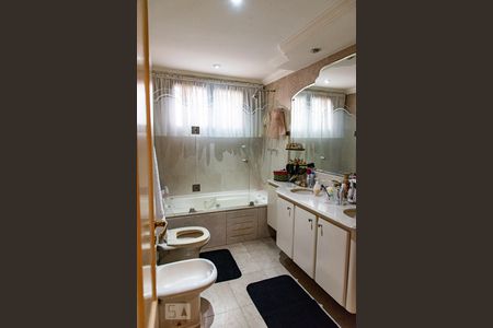 Apartamento à venda com 227m², 4 quartos e 4 vagasBanheiro da suíte 2