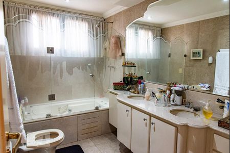 Apartamento à venda com 227m², 4 quartos e 4 vagasBanheiro da suíte 2