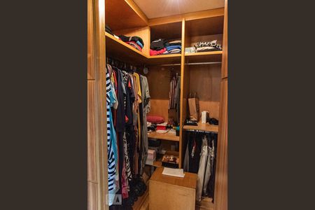 Apartamento à venda com 227m², 4 quartos e 4 vagasCloset da suíte 2