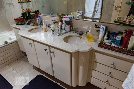 Apartamento à venda com 227m², 4 quartos e 4 vagasBanheiro da suíte 2