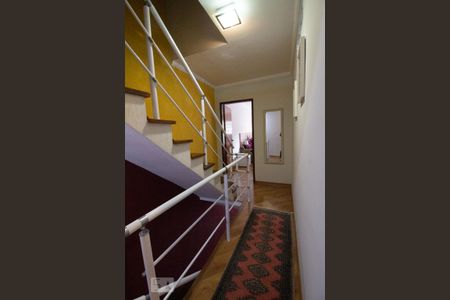 Casa à venda com 318m², 5 quartos e 8 vagasEscada