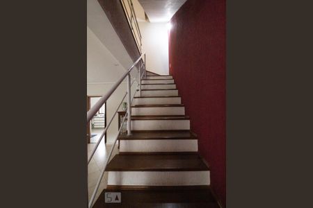 Casa à venda com 318m², 5 quartos e 8 vagasEscada