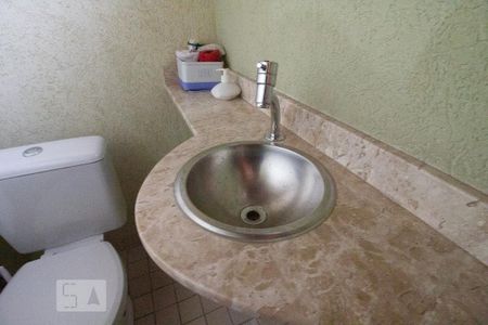 Casa à venda com 318m², 5 quartos e 8 vagasLavabo