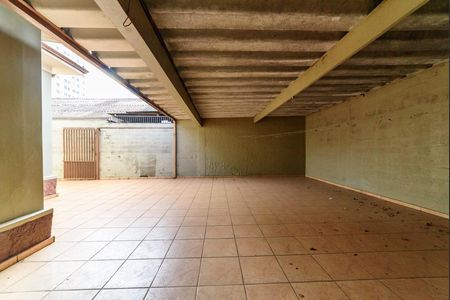 Casa à venda com 380m², 2 quartos e 8 vagasQuintal Fundos