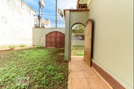 Casa à venda com 380m², 2 quartos e 8 vagasQuintal Lateral
