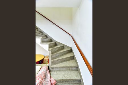 Escadas de casa à venda com 2 quartos, 99m² em Vila do Bosque, São Paulo