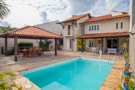 Casa à venda com 356m², 4 quartos e 2 vagasFachada