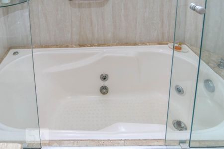 Apartamento à venda com 370m², 4 quartos e 3 vagas Apartamento à venda com 370m², 4 quartos e 3 vagasBanheiro da Suíte