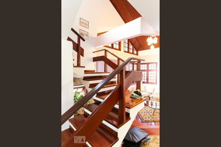 Escada de casa de condomínio para alugar com 4 quartos, 273m² em Jardim das Colinas, São José dos Campos