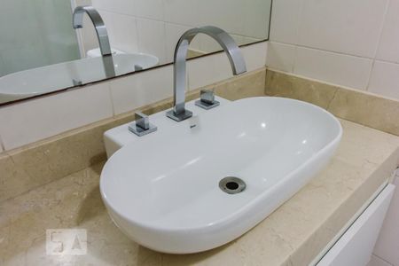 Apartamento para alugar com 80m², 2 quartos e 2 vagasBanheiro da Suíte 1 Pia