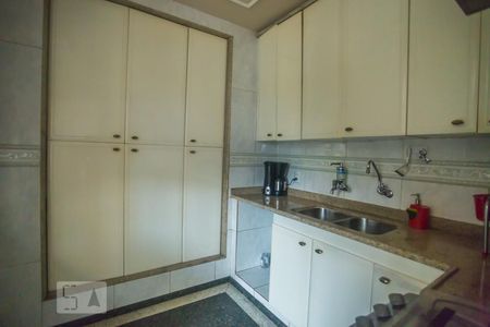 Casa de condomínio para alugar com 380m², 3 quartos e 2 vagasCozinha