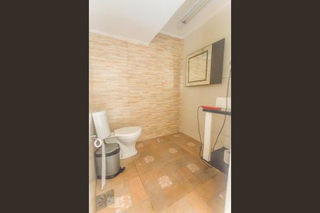 Casa de condomínio para alugar com 380m², 3 quartos e 2 vagasBanheiro de Serviço