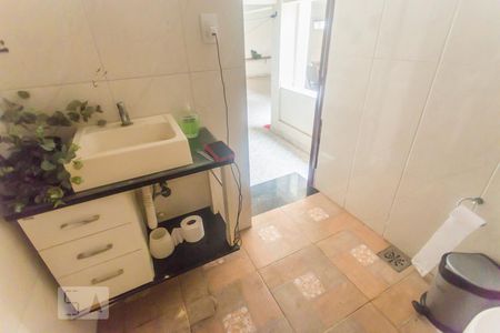 Casa de condomínio para alugar com 380m², 3 quartos e 2 vagasBanheiro de Serviço