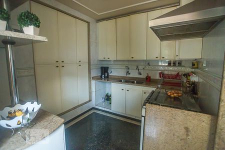 Casa de condomínio para alugar com 380m², 3 quartos e 2 vagasCozinha