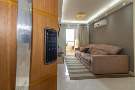 Detalhe fechadura eletrônica de apartamento para alugar com 2 quartos, 60m² em Tatuapé, São Paulo