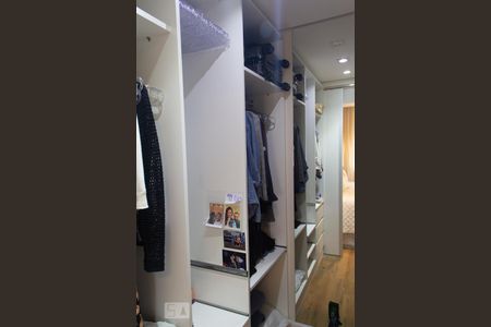 Closet Suíte/Quarto 1 de apartamento para alugar com 3 quartos, 74m² em Indianópolis, São Paulo