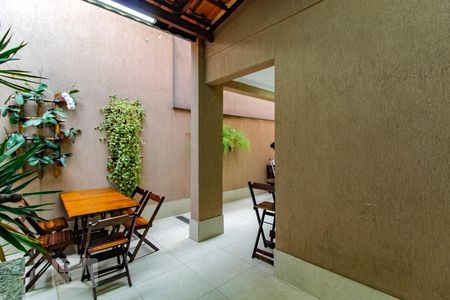 Casa à venda com 180m², 3 quartos e 2 vagasQuintal
