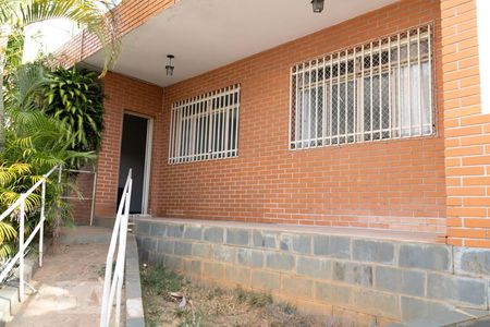 Casa à venda com 156m², 3 quartos e 2 vagas Casa à venda com 156m², 3 quartos e 2 vagasFachada