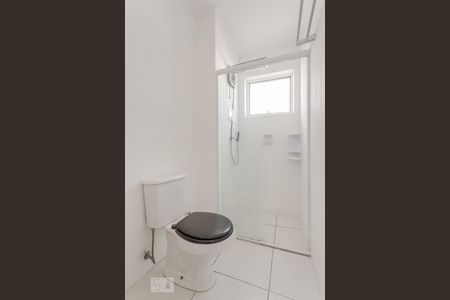 Banheiro de apartamento à venda com 1 quarto, 46m² em Jardim do Salso, Porto Alegre