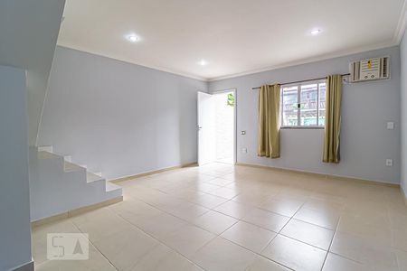 Sala de casa de condomínio para alugar com 4 quartos, 208m² em Jacarepaguá, Rio de Janeiro