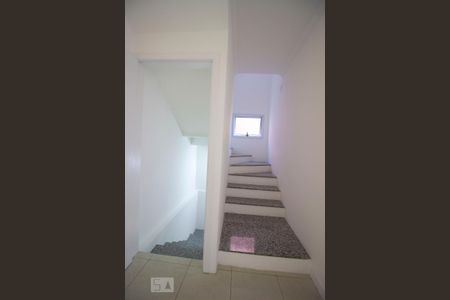 Casa para alugar com 210m², 4 quartos e 2 vagasEscada
