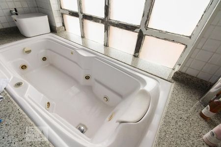 Casa à venda com 380m², 6 quartos e 7 vagasBanheiro Suíte 2