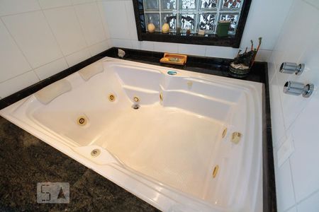 Casa à venda com 380m², 6 quartos e 7 vagasBanheiro Suíte 1