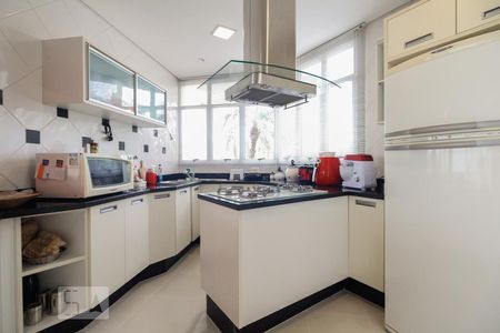 Casa à venda com 380m², 6 quartos e 7 vagasCozinha 