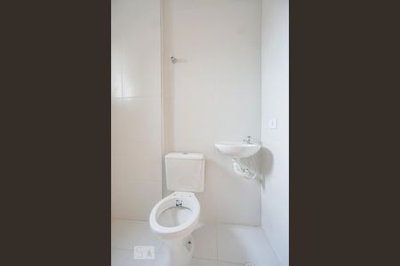 Banheiro social de kitnet/studio para alugar com 1 quarto, 35m² em Vila Aricanduva, São Paulo