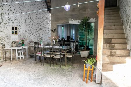 Casa à venda com 298m², 4 quartos e 2 vagas Casa à venda com 298m², 4 quartos e 2 vagasvaranda