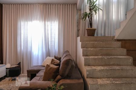 Casa à venda com 298m², 4 quartos e 2 vagas Casa à venda com 298m², 4 quartos e 2 vagasSala de TV