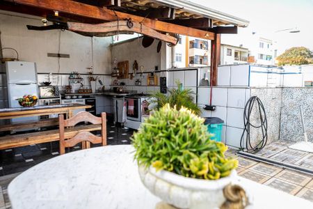 Casa à venda com 298m², 4 quartos e 2 vagas Casa à venda com 298m², 4 quartos e 2 vagasVaranda