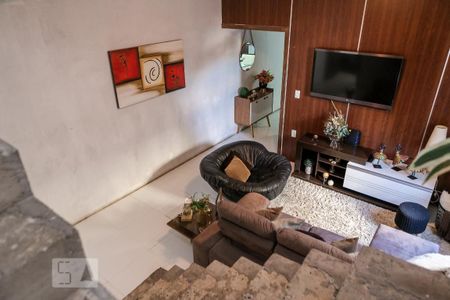 Casa à venda com 298m², 4 quartos e 2 vagas Casa à venda com 298m², 4 quartos e 2 vagasEscada