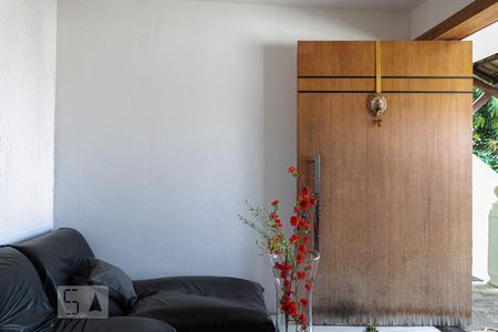 Casa à venda com 298m², 4 quartos e 2 vagas Casa à venda com 298m², 4 quartos e 2 vagasSala