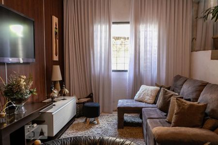 Casa à venda com 298m², 4 quartos e 2 vagas Casa à venda com 298m², 4 quartos e 2 vagasSala de TV